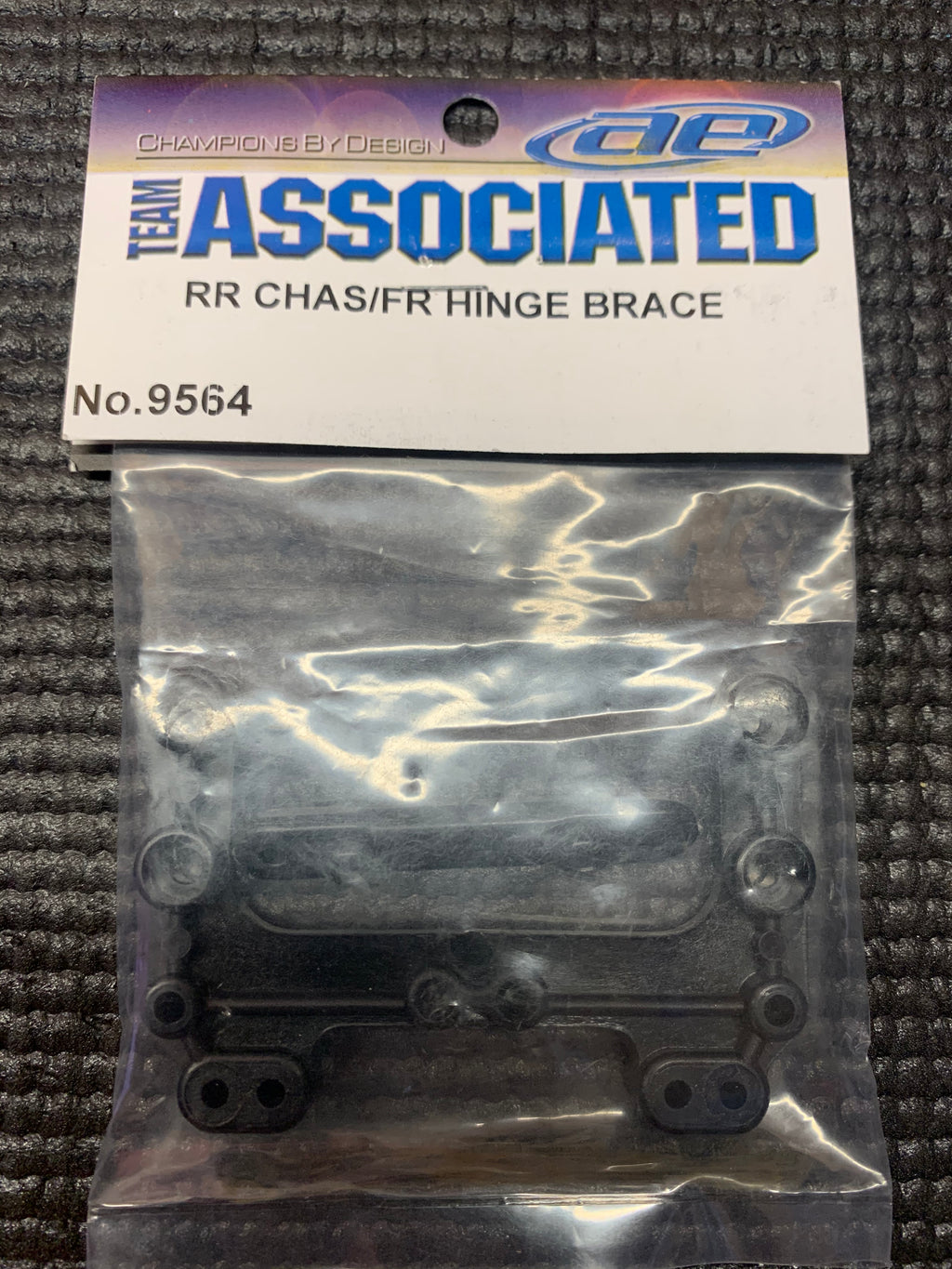 TEAM ASSOCIATED B4 CHASSIS AN FRONT HINGE PIN BRACE