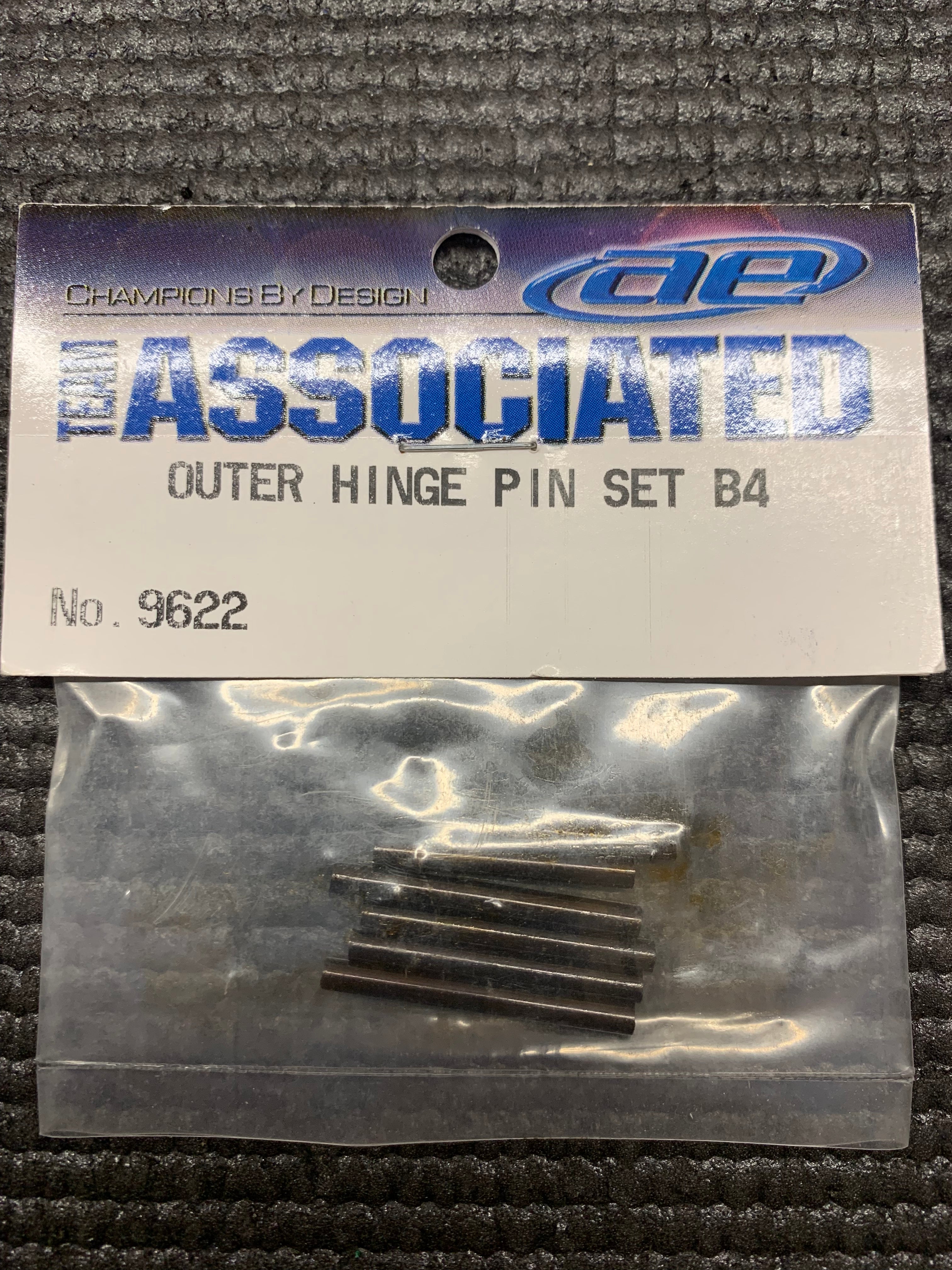 TEAM ASSOCIATED B4 OUTER HINGE PIN SET
